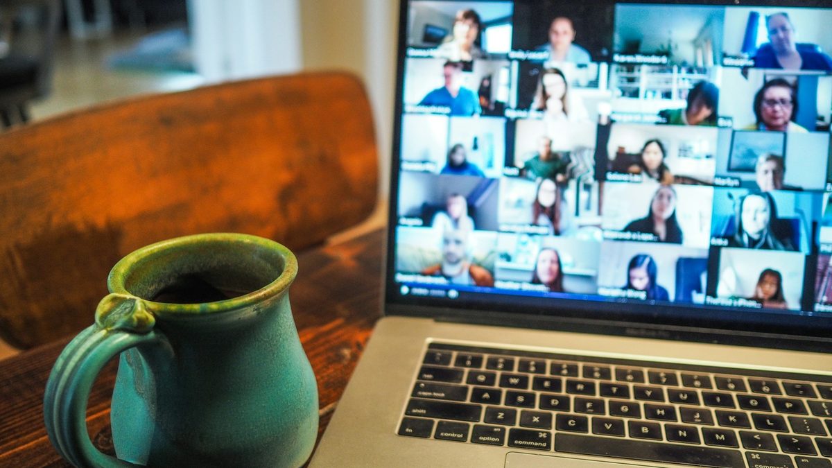 Écran d'ordinateur affichant un groupe de personnes en vidéoconférence