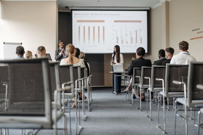Présentation professionnelle en salle de conférence sur Epaviste Nord et recyclage.